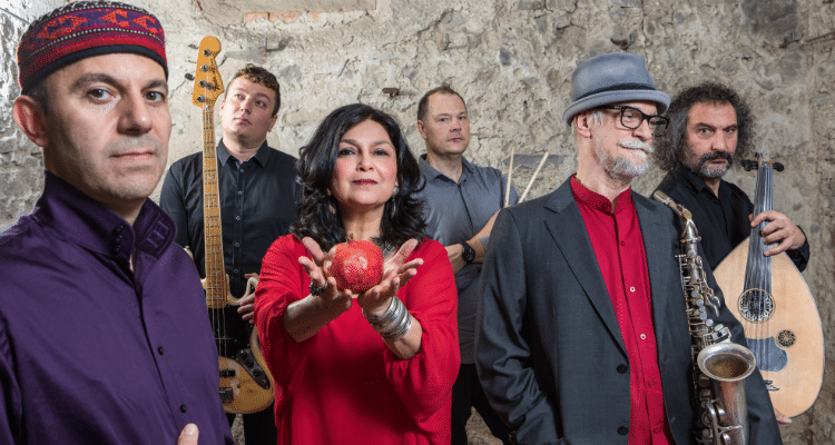 Gruppenfoto der Armenischen Band "Armenian Spirit" mit 6 Bandmitgliedern.